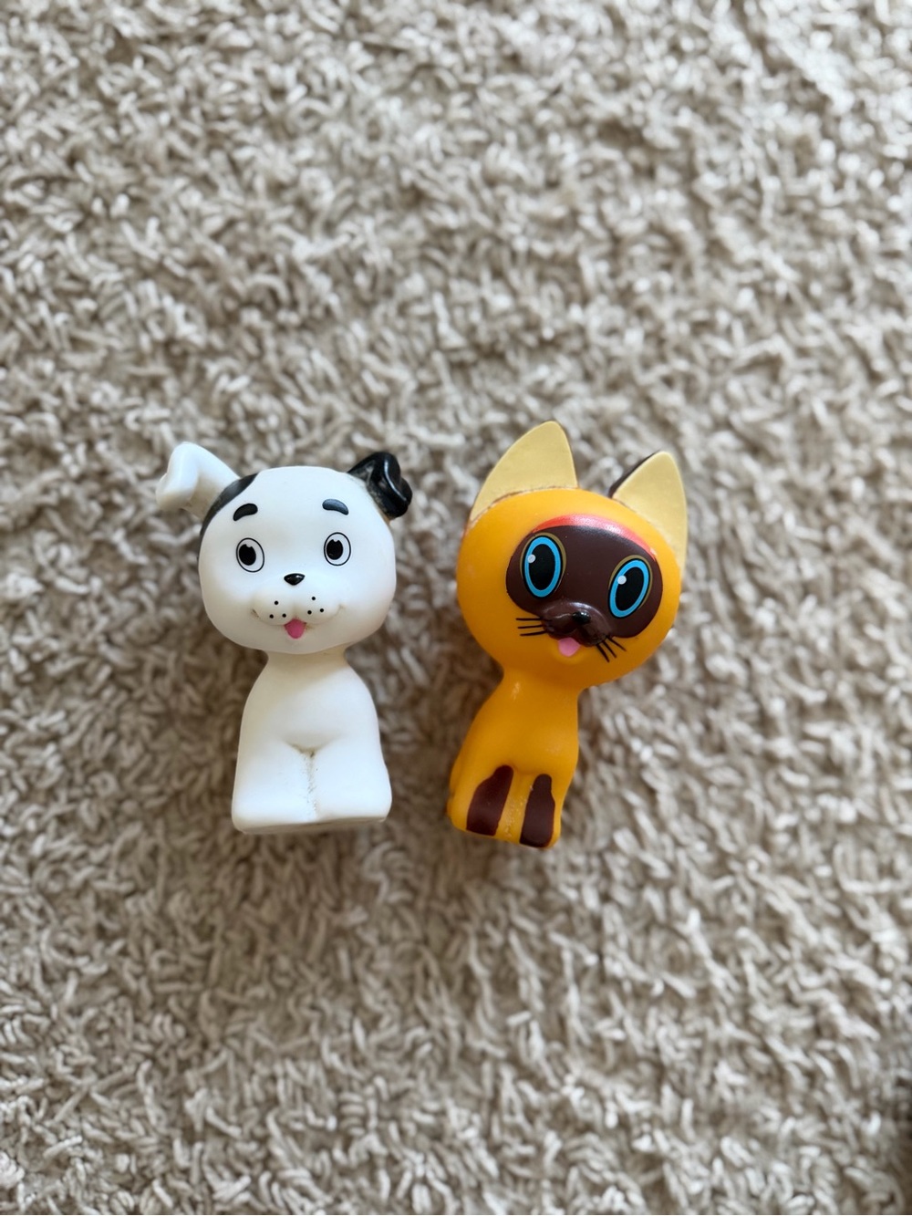 Bath toy figures of Kitten Gav and his puppy friend Sharik